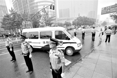 　　昨日早上,押解李某某的車隊開進法院。當(dāng)日,李某某等5人涉嫌強奸案在海淀法院不公開審理。本版攝影/新京報記者 王貴彬