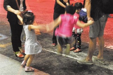 2012年8月1日晚，北京兒童醫(yī)院，三個(gè)來(lái)自廊坊的小女孩在玩耍，她們都被幼兒園老板性侵害。本版攝影/新京報(bào)記者 尹亞飛