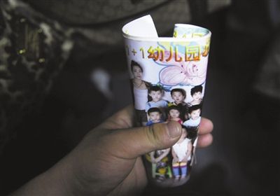 2012年8月1日，事發(fā)幼兒園一受害女童展示班級(jí)合影。