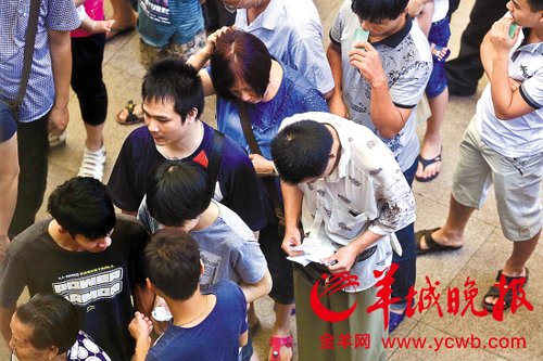 挎腰包的“黃?！狈职l(fā)一輪“任務”后，自己也開始整理“炒號”簽條