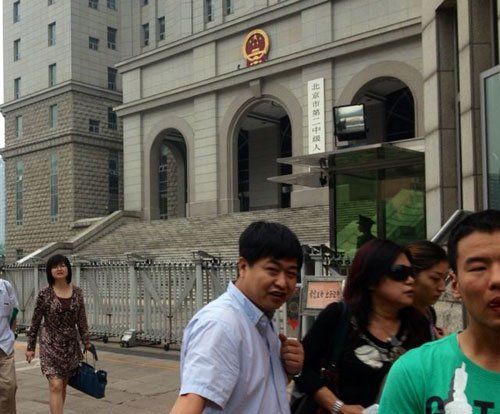 上午10：35分左右，蘇順虎律師和其家屬從法院西大門出來。