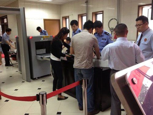 上午蘇順虎律師和其家屬安檢進入法院。