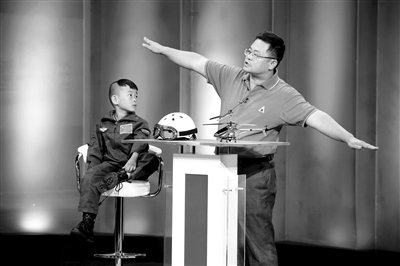 9月6日，“鷹爸”和多多在北京科影制片廠錄制一檔節(jié)目。