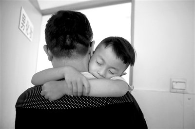 9月6日，“鷹爸”抱著多多去化妝間，準(zhǔn)備錄制節(jié)目。