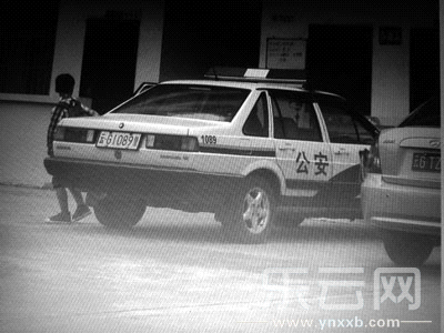 被指接送小孩上學(xué)的警車。