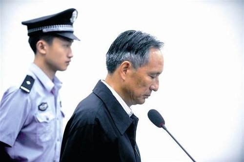 圖為：10日，張曙光在北京市第二中級(jí)人民法院接受庭審 新華社發(fā)