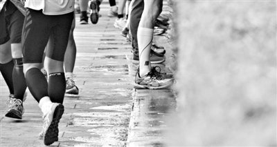 昨日，2013年北京馬拉松，因流動廁所和公廁有限，很多選手都“就地解決”，地面上“水”流成河。