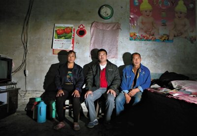 10月18日，自鋸病腿的鄭艷良所在的保定市清苑縣東臧村，有多家農(nóng)戶大病難醫(yī)，村民王新建（中）得了白血