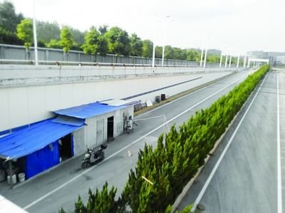 隧道內(nèi)堆放著大量生活用品。