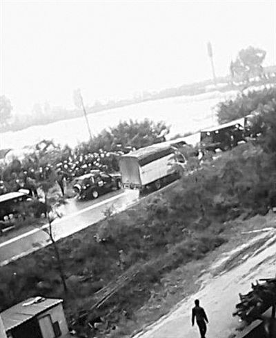 22日，云南晉寧數(shù)百村民與警方對峙。網(wǎng)絡(luò)截圖