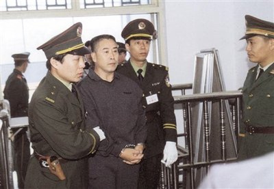 2000年9月30日，河南商丘，胡萬林被法警押上法庭。