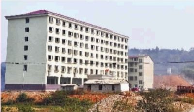  10月23日，長沙市岳麓區(qū)蓮花鎮(zhèn)云蓋村村委會的辦公大樓。  實習記者 李健 攝