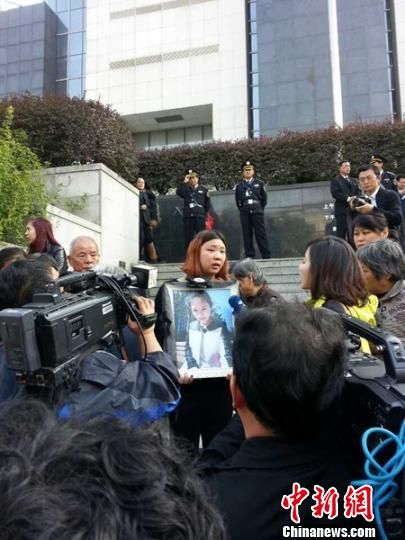 法院外，死者祁某的家人正在接受媒體采訪。 田雯 攝