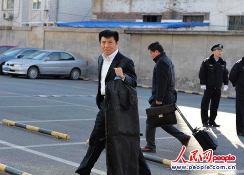 庭審當(dāng)日，李某某辯護(hù)律師張起淮匆匆趕到北京市一中院    人民網(wǎng)記者 翁奇羽攝