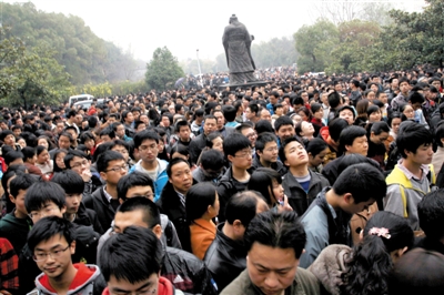 去年3月16日，武漢華中科技大學(xué)，“北約”、“華約”、“卓越”聯(lián)盟自主招生選拔考試湖北考點(diǎn)，考生等待進(jìn)場(chǎng)。 圖/CFP