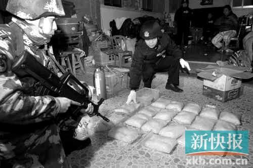 警方在村民家中搜獲大量冰毒。