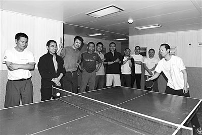 5日，“雪龍”號上的科考隊員在進行乒乓球比賽。新華社發(fā)