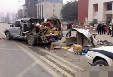 一輛越野車在車禍中受損嚴(yán)重。圖據(jù)網(wǎng)絡(luò)