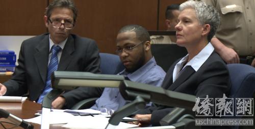 嫌犯鮑爾登（中）在法庭上。（僑報(bào)記者夏嘉攝）