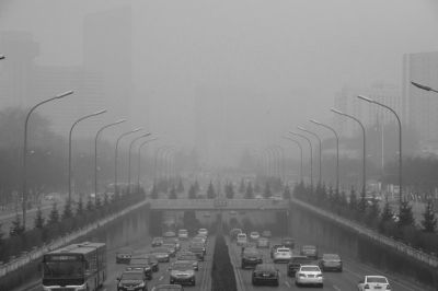 東三環(huán)農(nóng)展橋附近能見度很低。