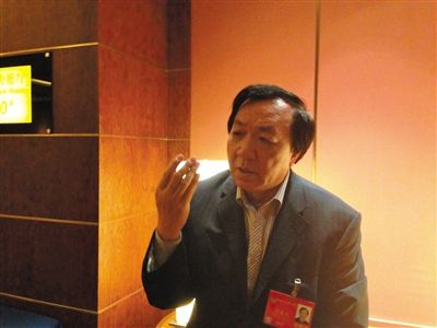 　昨日，在接受采訪時(shí)，何香久強(qiáng)調(diào)，大多公務(wù)員是勤勉工作的。