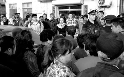 警方趕到現(xiàn)場，處理車胎被扎事件。