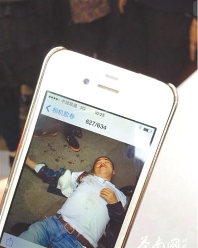 4月19日上午，目擊者拍到的黃祥拔被打現(xiàn)場圖片。網(wǎng)絡截圖