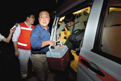 昨晚20時(shí)52分，活體心臟從直升機(jī)上取下后用救護(hù)車(chē)運(yùn)抵安貞醫(yī)院。昨晚，一顆等待移植給北京安貞醫(yī)院一名12歲男孩的活體心臟，從廣西桂林啟運(yùn)，4個(gè)多小時(shí)后順利抵達(dá)北京。