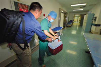 20∶55 活體心臟抵達(dá)安貞醫(yī)院手術(shù)室外交給醫(yī)生。