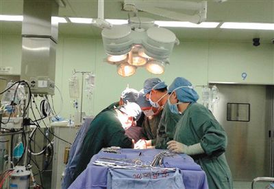 22∶30 手術(shù)正在緊張進(jìn)行中，著名心臟外科專家孟旭主任主刀。