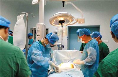 16∶00 葉勁的心臟摘取手術(shù)在桂林181醫(yī)院開(kāi)始進(jìn)行。網(wǎng)絡(luò)截圖