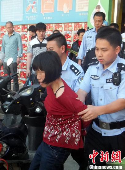  5月8日上午8時10分左右，江西省撫州市黎川縣日峰鎮(zhèn)家家樂超市發(fā)生一起持刀傷人案件。