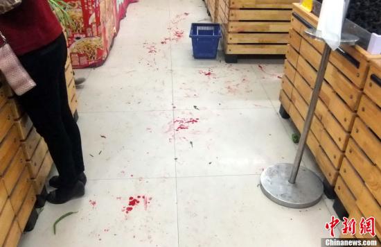   5月8日上午8時10分左右，江西省撫州市黎川縣日峰鎮(zhèn)家家樂超市發(fā)生一起持刀傷人案件。