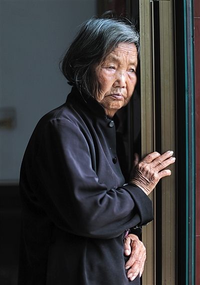 為了能“睡棺木”土葬，潘秀英四次喝農(nóng)藥自殺，后被搶救過來。