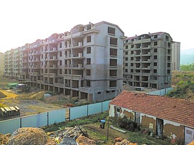 住宅樓的外立面還未裝修，但據(jù)售樓處工作人員介紹，第一批開盤已經(jīng)賣掉了99套。