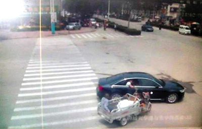 23日中午，陳母被突然噴毒。新京報記者 王瑞鋒 攝