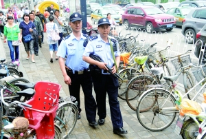 人流密集的街頭,持槍巡邏。