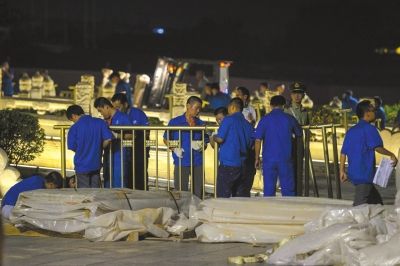 昨晚，工作人員正在為金水橋安裝金色護(hù)欄。京華時(shí)報(bào)記者潘之望攝