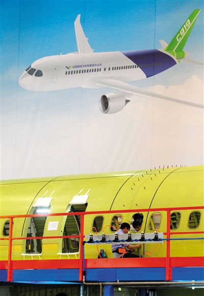 昨日，中國商飛總裝制造中心技術(shù)人員對接C919首架機的機體。新華社記者 丁汀 攝