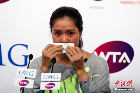 9月21日，李娜在北京召開退役發(fā)布會(huì)。圖為李娜在發(fā)布會(huì)上落淚。中新社發(fā) 韓海丹 攝