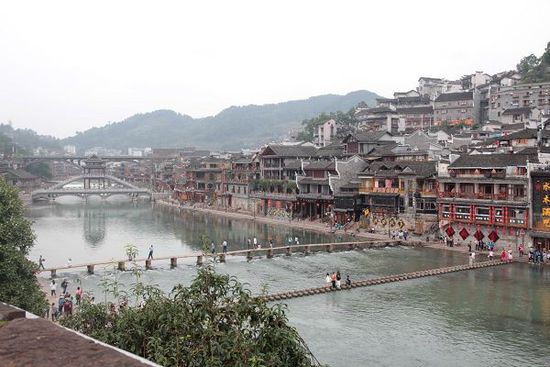 鳳凰古城以被吐槽七次高居最想吐槽榜榜首，而這七次吐槽全部來(lái)自在鳳凰古城隨機(jī)采訪的10名游客中。