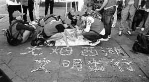 　志愿者用撿來的煙頭，拼起了“無煙西湖”圖案 通訊員供圖