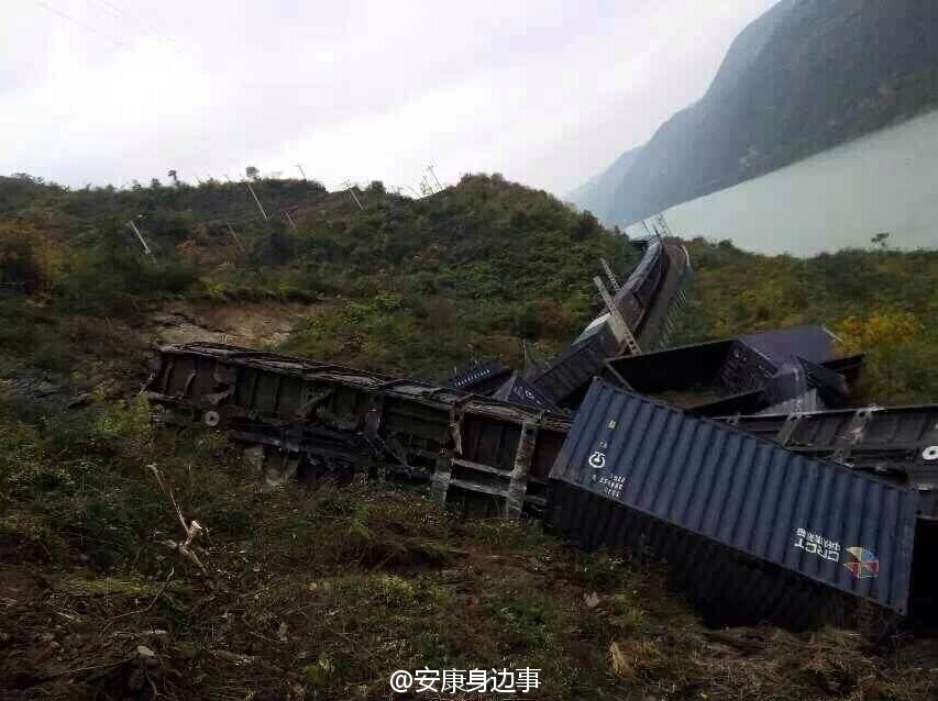襄渝鐵路旬陽至棕溪上行線發(fā)生山體塌方，致使75228次貨物列車8節(jié)車廂脫線。圖片來源于網絡