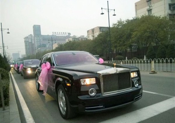 　11月23日，河北唐山街頭現(xiàn)價值超過2個億的婚禮車隊。