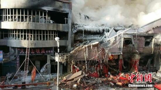 2015年1月3日，哈爾濱市道外區(qū)太古街著火塌方現(xiàn)場(chǎng)，火又燒了起來(lái)