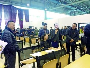 　首批中央和國家機關(guān)公車第三場拍賣現(xiàn)場。賈悅/攝