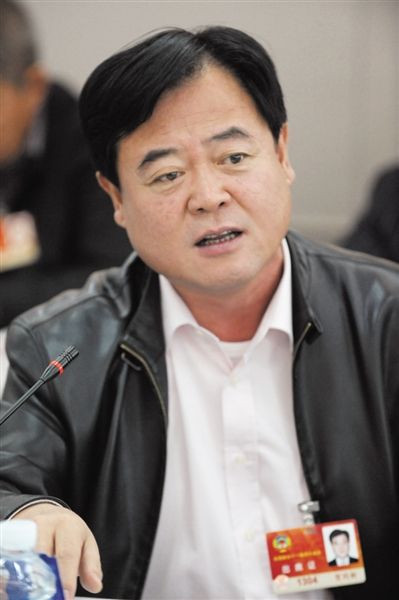 　政協(xié)委員、中國通用技術(shù)集團(tuán)董事長賀同新稱，按照2014年的數(shù)字，他的薪水下降了近50%。圖/CFP