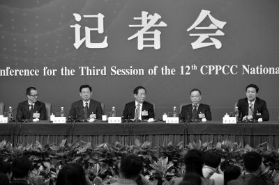 昨日，政協(xié)十二屆三次會議舉行記者會，五位嘉賓回答中外記者提問。京華時報記者王海欣攝