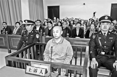 4月14日，趙志紅（前中）在庭審現(xiàn)場 供圖/新華社