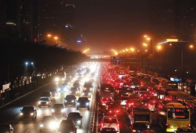 昨晚，因沙塵暴導(dǎo)致能見(jiàn)度低，長(zhǎng)安街嚴(yán)重堵車。